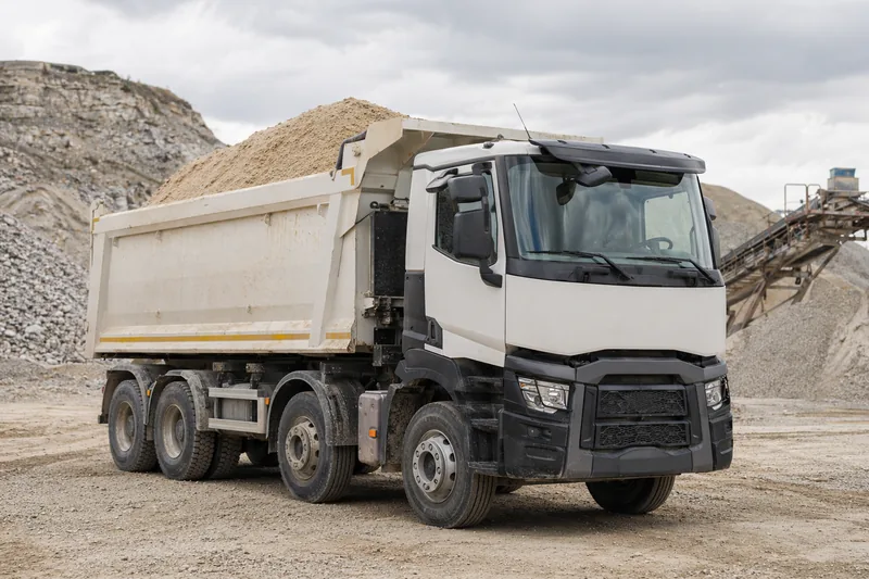 Самосвал BelKarier для доставки сыпучих материалов